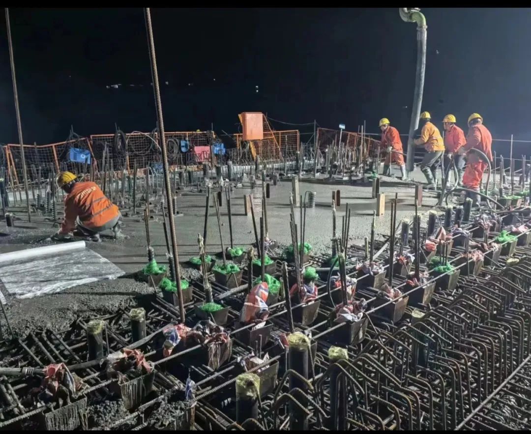 巴中市通江县索改公路桥项目赤江索桥工程首个0号块混凝土浇筑完成