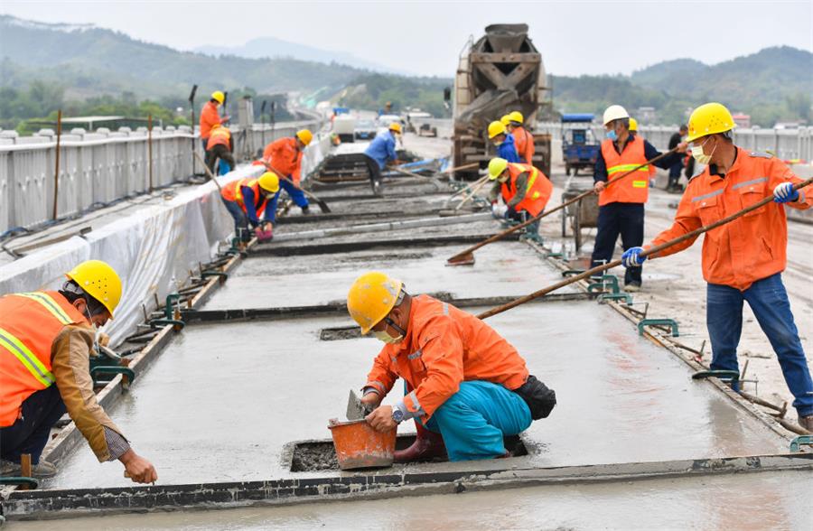 混凝土搅拌运输车浇筑现场 - 中铁四局赣深铁路五标段福田埔特大桥进行无砟轨道混凝土浇筑施工