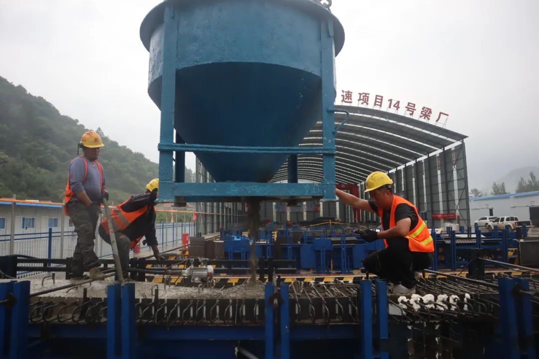本桓高速公路十工区项目经理部14号梁厂首片T梁混凝土浇筑成功