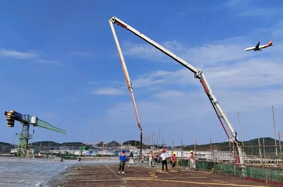 混凝土输送泵车浇筑现场 - 贵州双龙产业园D园配套基础设施及营业性用房一期主体工程全面封顶