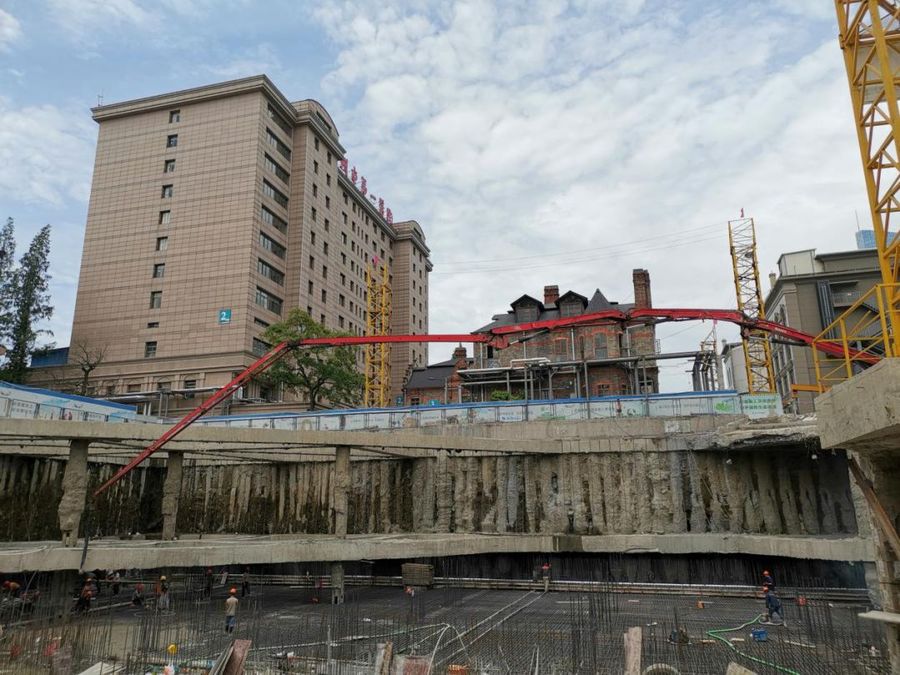 三一重工泵车浇筑现场 - 湖州市第一人民医院改扩建项目一期工程地下室底板混凝土浇筑完成