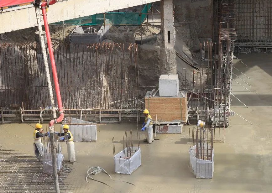 混凝土输送泵车浇筑现场 - 杭州市下城区潮鸣艮山单元XC0202-R21-01地块拆迁安置房项目首块底板混凝土浇筑完成