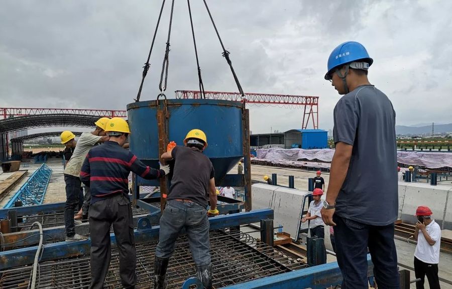 广东省珠海市香海大桥项目TJ4标首片预制箱梁混凝土浇筑完成
