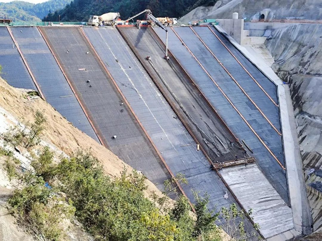 混凝土搅拌运输车浇筑现场 - 北京清河水利建设集团贵州瓮岩坝水库工程大坝面板混凝土首仓浇筑完成