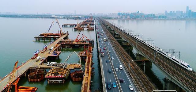 中联重科泵车、混凝土搅拌车浇筑现场 - 沪杭甬高速公路改建工程钱塘江新建大桥主桥2#墩承台混凝土浇筑完成