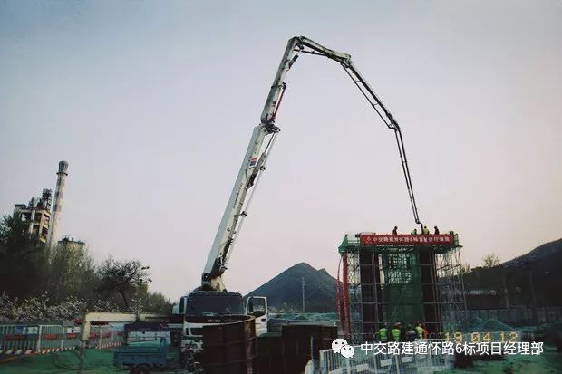 中交路建北京市通怀路6标项目5#墩首件墩柱混凝土浇注完成