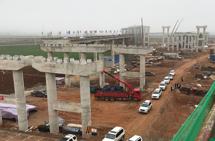 参与浇筑的混凝土泵车 - 石泸高速逸圃互通C匝道首联现浇箱梁桥面铺装层混凝土开始浇筑