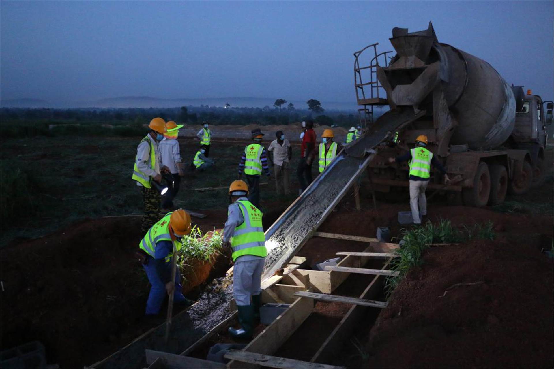 混凝土搅拌运输车浇筑现场 - 中国能建天津电建援中非光伏电站项目部第一方混凝土浇筑完成