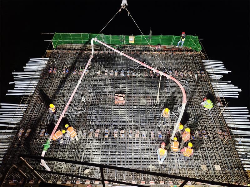 混凝土输送泵管浇筑现场 - 宜昭高速二期B2项目部牛街特大桥首个主墩0#块混凝土浇筑完成