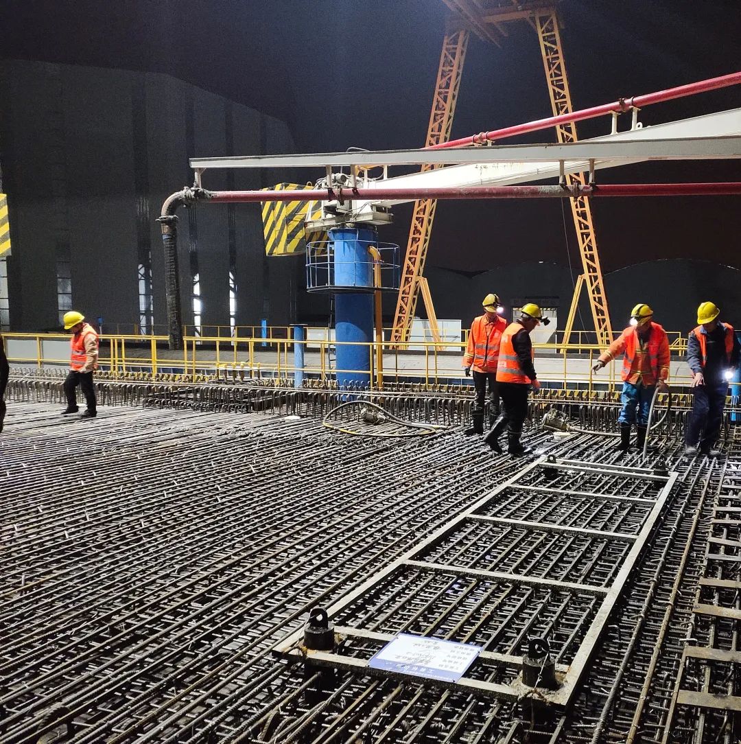 混凝土布料机浇筑现场 - 新运公司制架梁二公司沪苏湖项目完成2023年复工复产后首孔箱梁浇筑