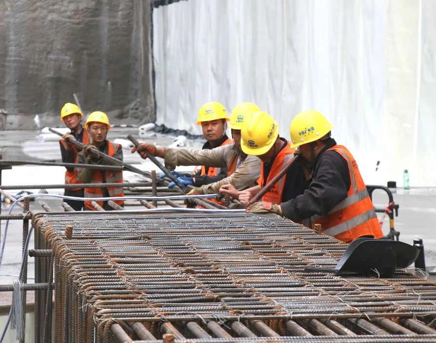 中铁广州局广州公司深大城际项目聚龙站主体结构首段底板砼浇筑完成