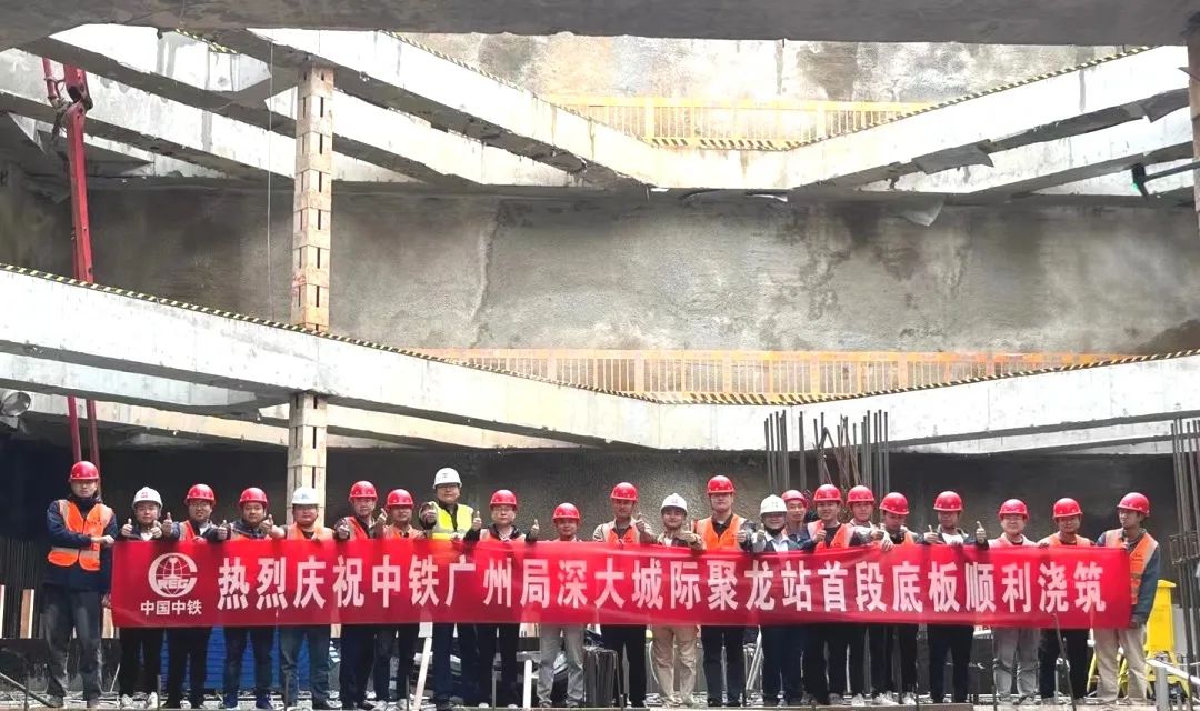 三一重工混凝土输送泵车浇筑现场 - 中铁广州局广州公司深大城际项目聚龙站主体结构首段底板砼浇筑完成
