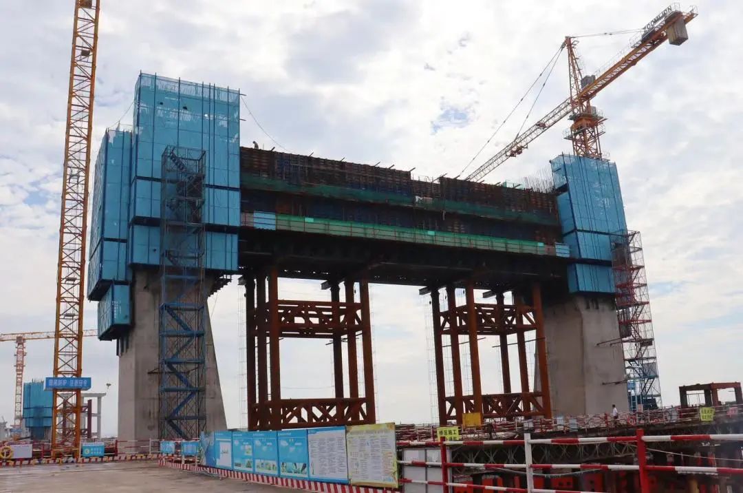 中建莆田公路联十一线项目三江口特大桥主塔下横梁混凝土浇筑完成