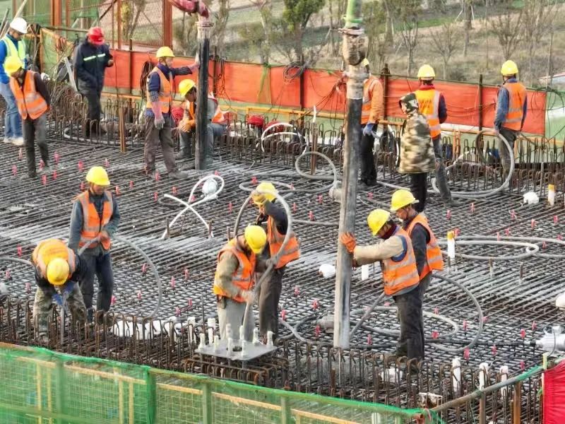 沪渝蓉高铁 北沿江高铁江苏段首个超200米大跨连续梁在泰州顺利浇筑