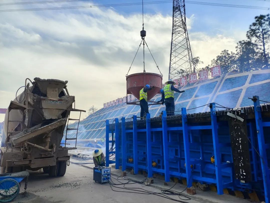 混凝土搅拌运输车浇筑现场 - 宾川至鹤庆高速公路项目三家村中桥左幅3-3号T梁混凝土浇筑完成