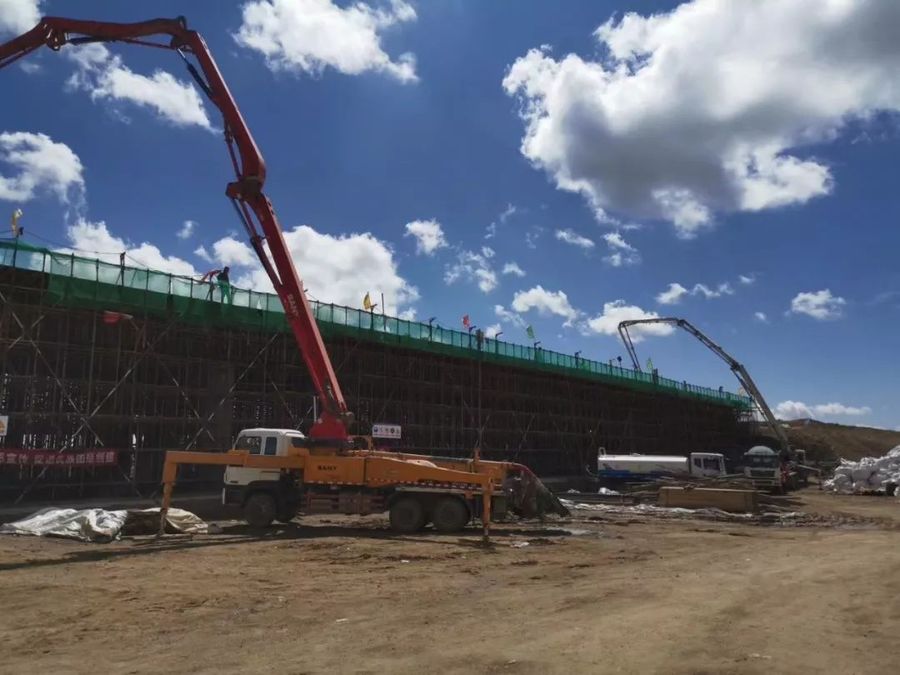 混凝土泵车、混凝土搅拌车浇筑现场 - 青海路建西察公路PPP项目AK0+569.2甘子河互通跨线桥现浇梁开始浇筑