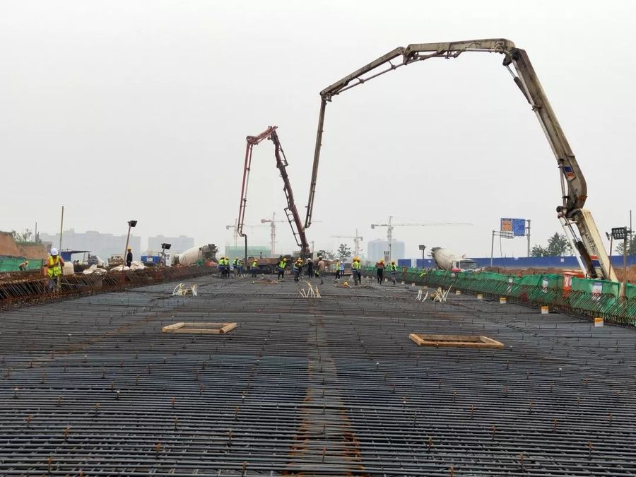 混凝土输送泵车、混凝土搅拌运输车浇筑现场 - 郑州区域总部：郑州234项目首座现浇箱梁混凝土浇筑完成