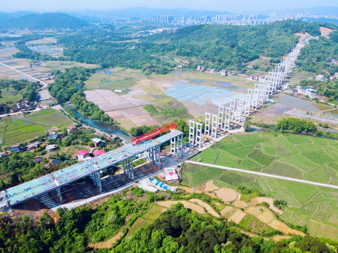 湖南永新高速公路第一合同段宥江特大桥墩柱全部混凝土浇筑完成