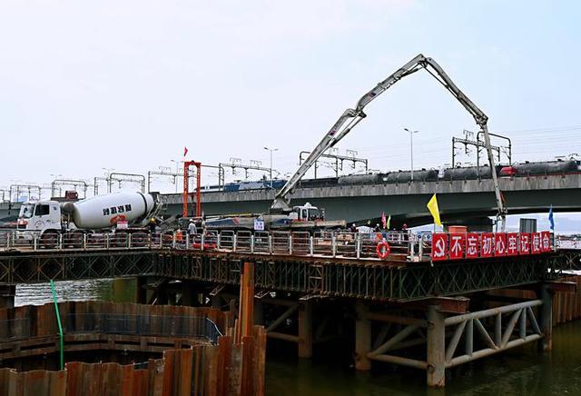 中联重科泵车、混凝土搅拌车浇筑现场 - 沪杭甬高速公路改建工程钱塘江新建大桥主桥2#墩承台混凝土浇筑完成