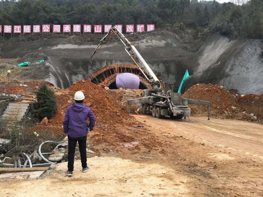 混凝土泵车浇筑砼现场 - 浙江省台州温岭市楼山隧道左洞出口护拱混凝土浇筑顺利完成