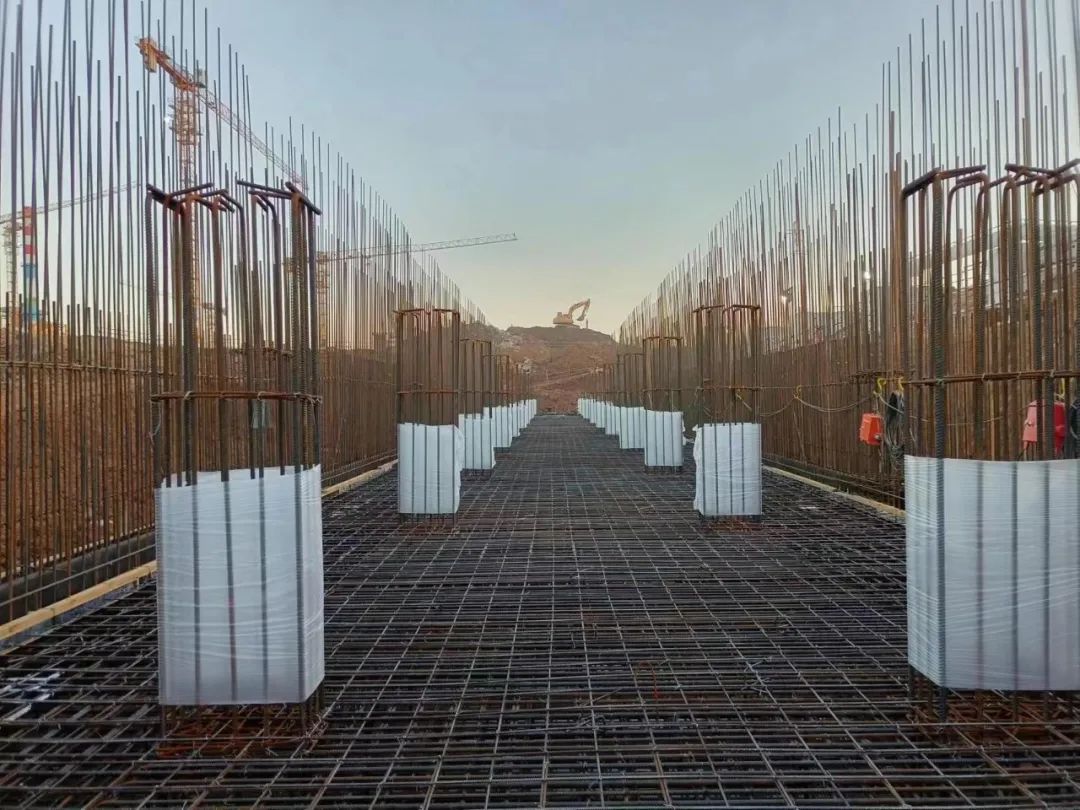 二十冶武钢硅钢项目CP7设备基础出口活套首段混凝土浇筑完成