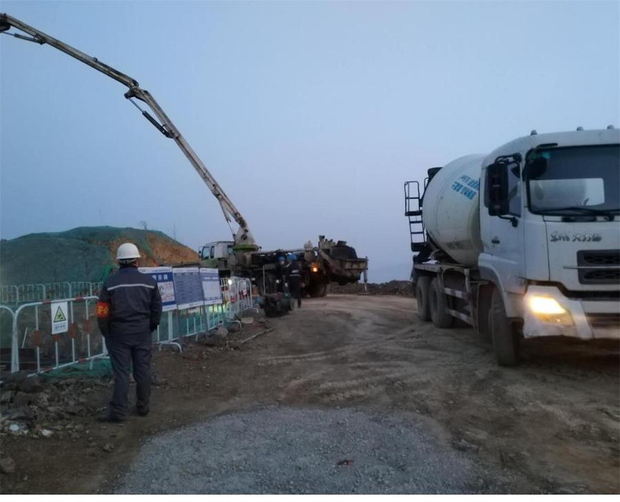 混凝土输送泵车、混凝土搅拌运输车浇筑现场 - 水电一局四川分局中广核安徽东至昭潭项目首台风机基础砼浇筑完成