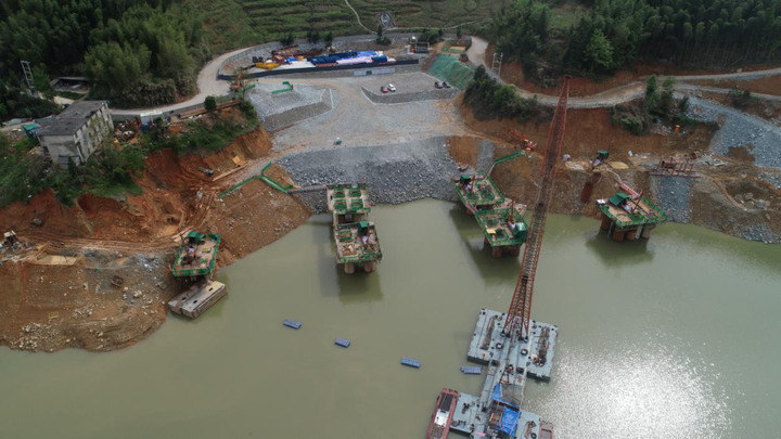 浙江交通龙丽温景文项目白鹤水库大桥首个水中承台混凝土浇筑完成
