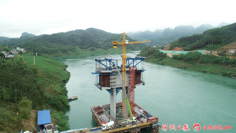 中联重科泵车、混凝土搅拌车浇筑现场 - 广西都巴高速 都阳连接线红水河特大桥3#墩1#块混凝土浇筑完成