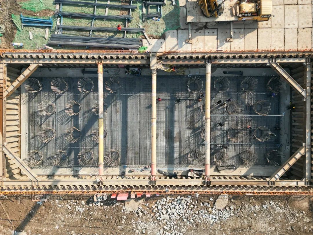 中交二航局四公司池州长江公铁大桥北岸首个承台混凝土浇筑完成