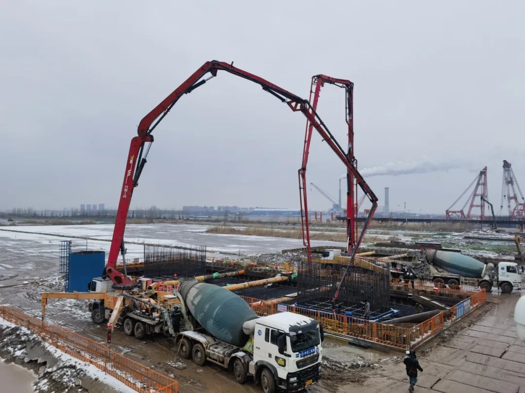 混凝土搅拌运输车、三一重工泵车浇筑现场 - 中交二航局四公司池州长江公铁大桥北岸首个承台混凝土浇筑完成