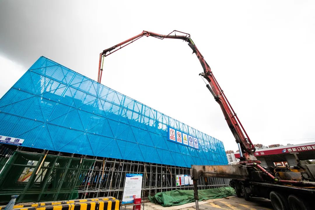 三一重工泵车浇筑现场 - 辽阳路（南京路-福州路段）交通结建工程主线桥24#首个盖梁成功浇筑