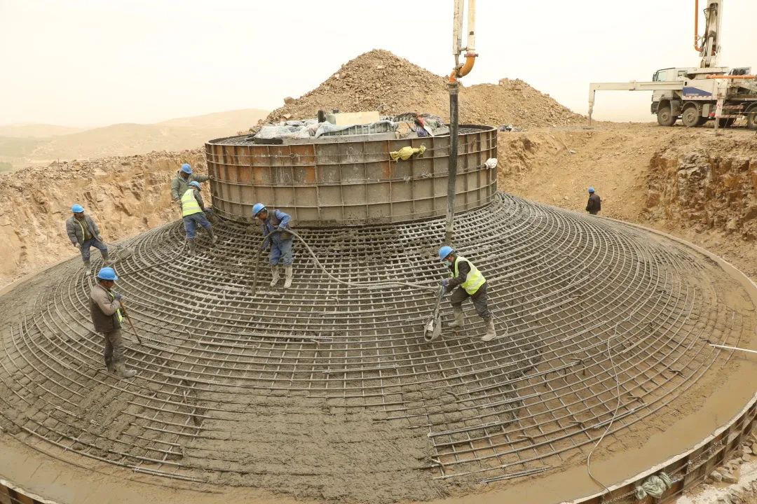 中联重科混凝土输送泵车浇筑现场 - 华能北方上都风电基地160万千瓦容量342台风电机组基础全部混凝土浇筑完成