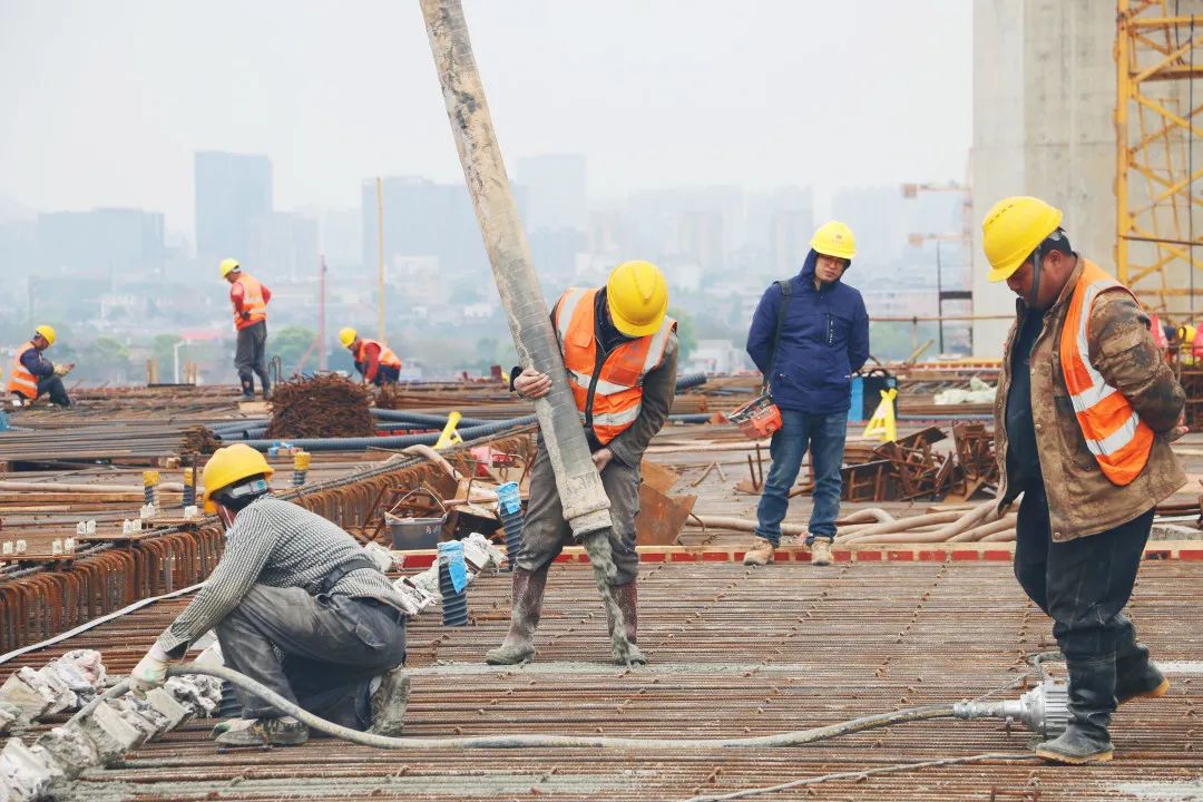 窑湾景区项目杨梅洲大桥河西辅助跨第二跨第一节混凝土箱梁浇筑完成