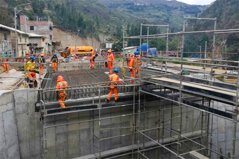 混凝土地泵浇筑现场 - 中国能建葛洲坝二公司秘鲁奥永公路项目混凝土路面开始浇筑