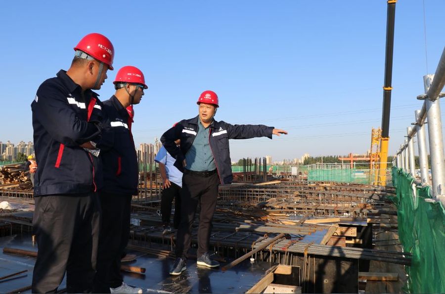 中铁二十二局轨道公司济南地铁姜家庄停车场首段盖板顺利混凝土浇筑