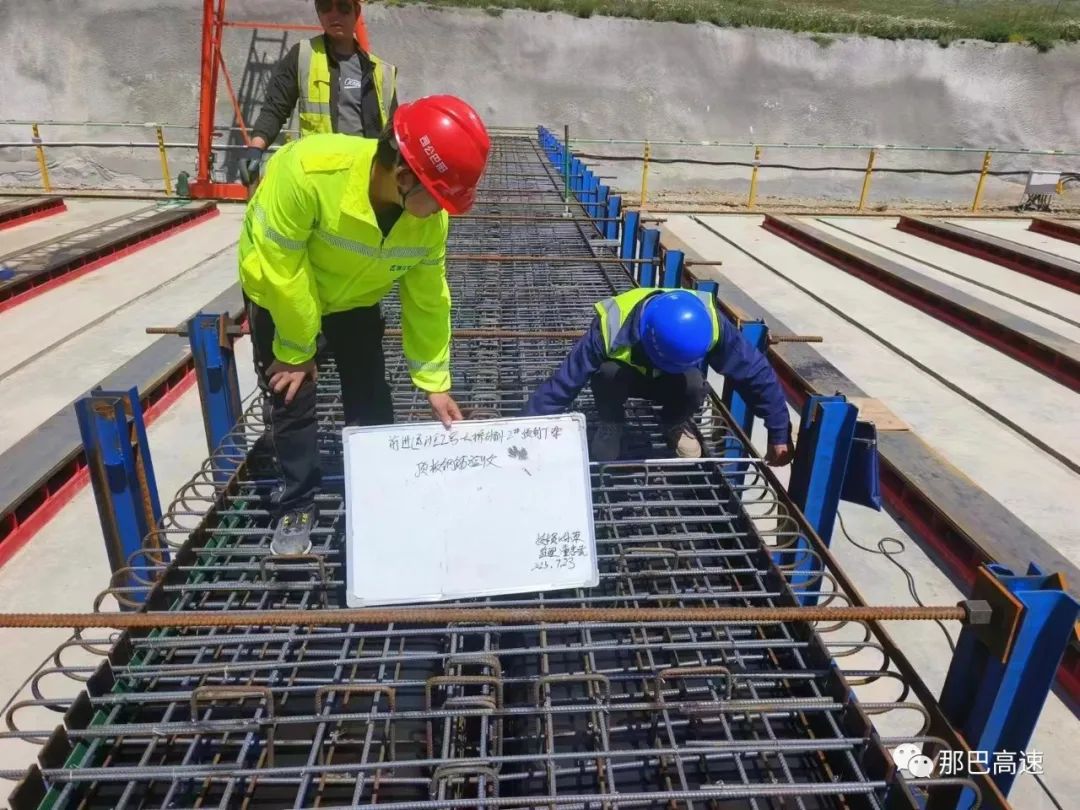 国道218线那拉提至巴仑台公路项目第NBTZ-2标段30m预制T梁首件顺利浇筑混凝土