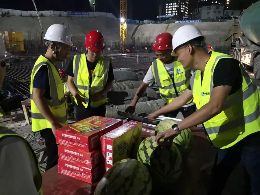 混凝土输送泵车、混凝土搅拌运输车浇筑现场 - 贵州贵阳市云城尚品一期建设项目A地块A2大体积筏板混凝土浇筑完成