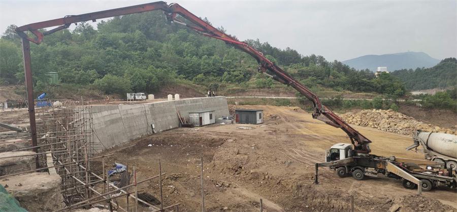 混凝土输送泵车、混凝土搅拌运输车浇筑现场 - 四川广元黑石坡森林公园项目内经堂施工区域桩板墙开仓混凝土浇筑