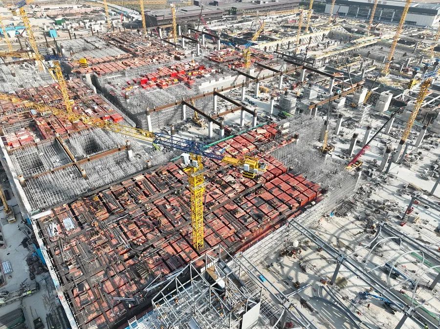 中铁二局上海公司松江站北广场项目首块结构顶板混凝土浇筑完成
