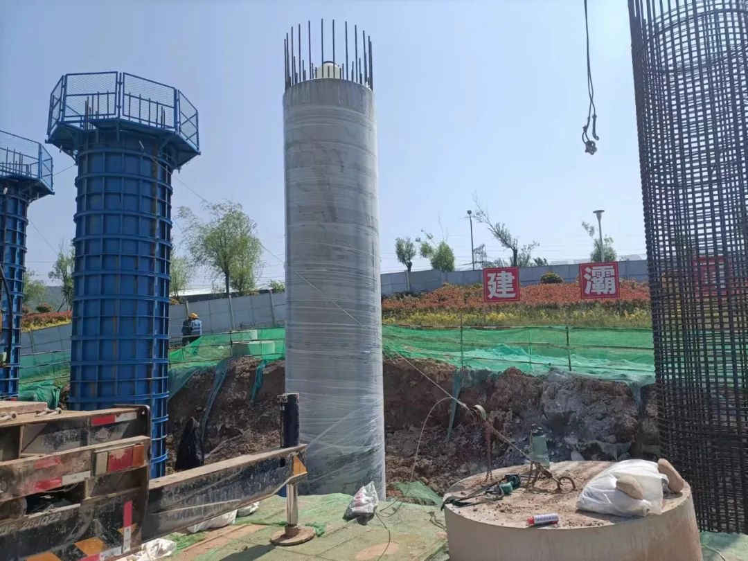 西安东三环至临潼公路项目灞河特大桥首件墩柱混凝土浇筑完成