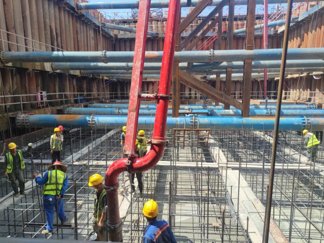 三一重工泵车浇筑现场 - 中铁大桥局清花高速项目北江特大桥首个主墩承台首次混凝土浇筑完成