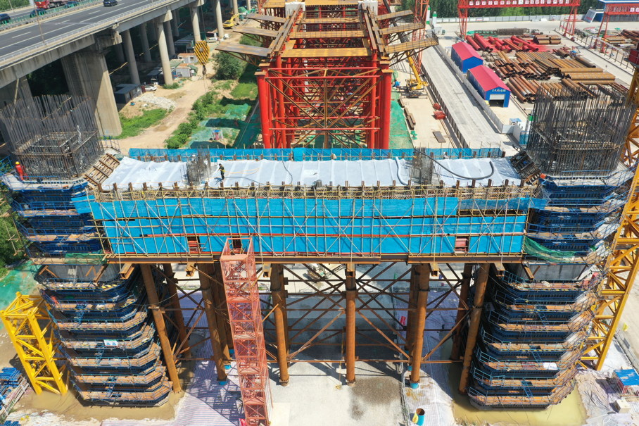 京台高速齐济项目黄河特大桥左岸主墩下横梁混凝土浇筑完成