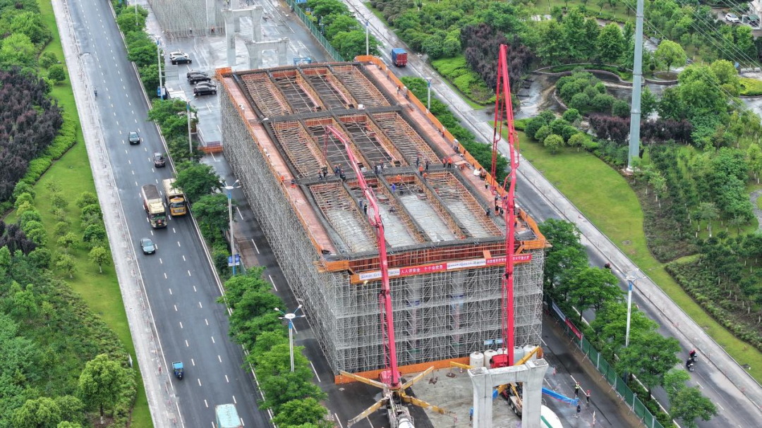 混凝土搅拌运输车、三一重工泵车浇筑现场 - 东阳马宅至江北段公路（上新屋至周官段）项目广福东街特大桥首联浇筑混凝土