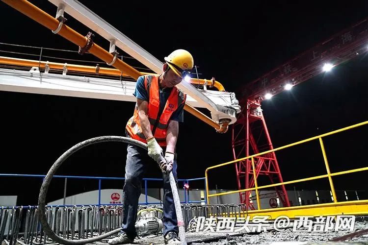 西十高铁陕西段首榀预制箱梁混凝土浇筑完成 计划2026年开通运营