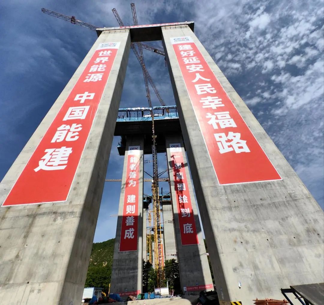 延安东绕城高速项目尚家沟跨铁大桥3#转体墩承台混凝土浇筑完成