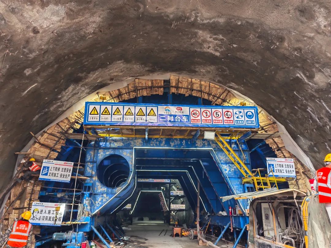 二衬台车安装 - 贵州桥梁七分公司：纳晴高速2标项目珙桐隧道首模二衬砼浇筑完成