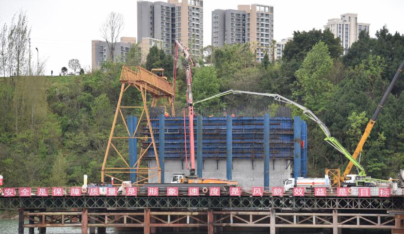 混凝土输送泵车、混凝土搅拌运输车浇筑现场 - 南部嘉陵江三桥项目主桥主墩混凝土浇筑施工任务完美收官