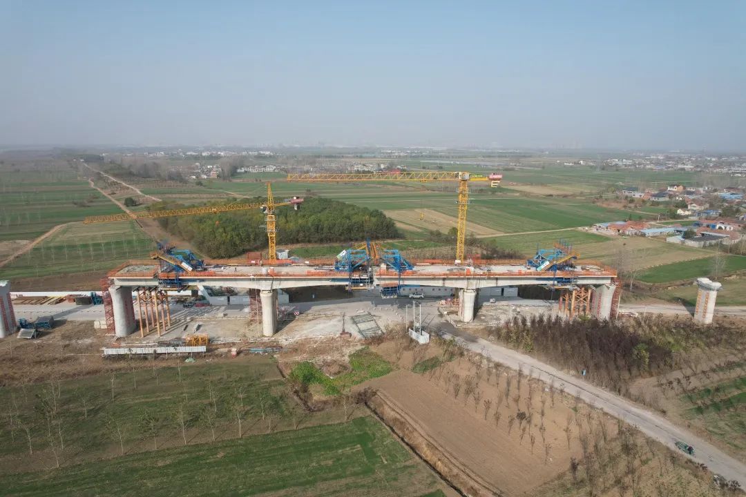 中铁隧道局合新铁路一标新汴河特大桥首个连续梁合拢段混凝土浇筑完成
