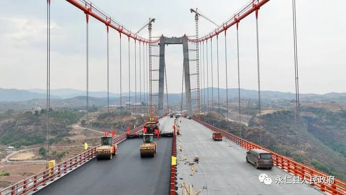 永仁至大姚高速控制性工程永仁大桥主桥右幅SMA沥青混凝土铺筑完成