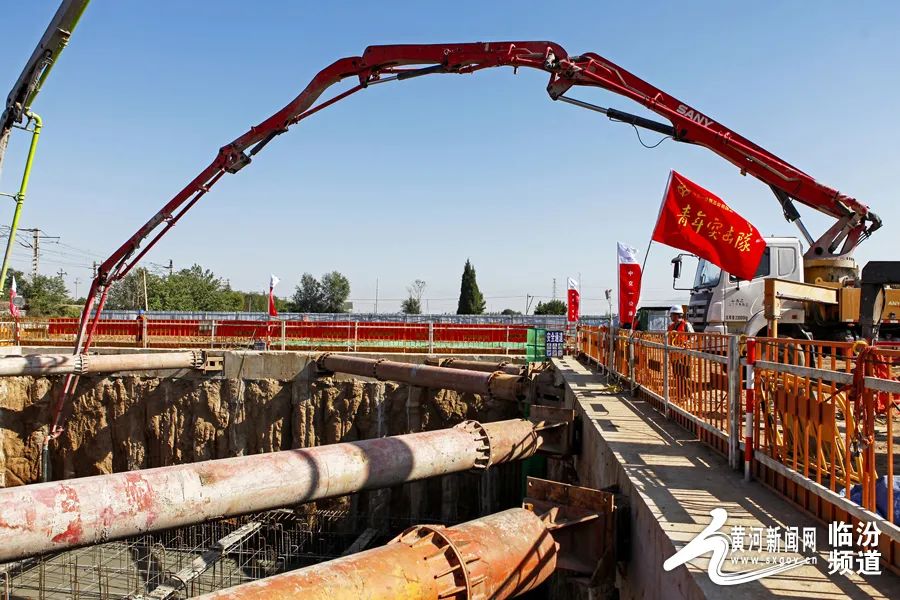 混凝土输送泵车浇筑现场 - 临汾市国道108线虒祁侯阎铁路跨线桥转体主墩下承台顺利浇筑混凝土